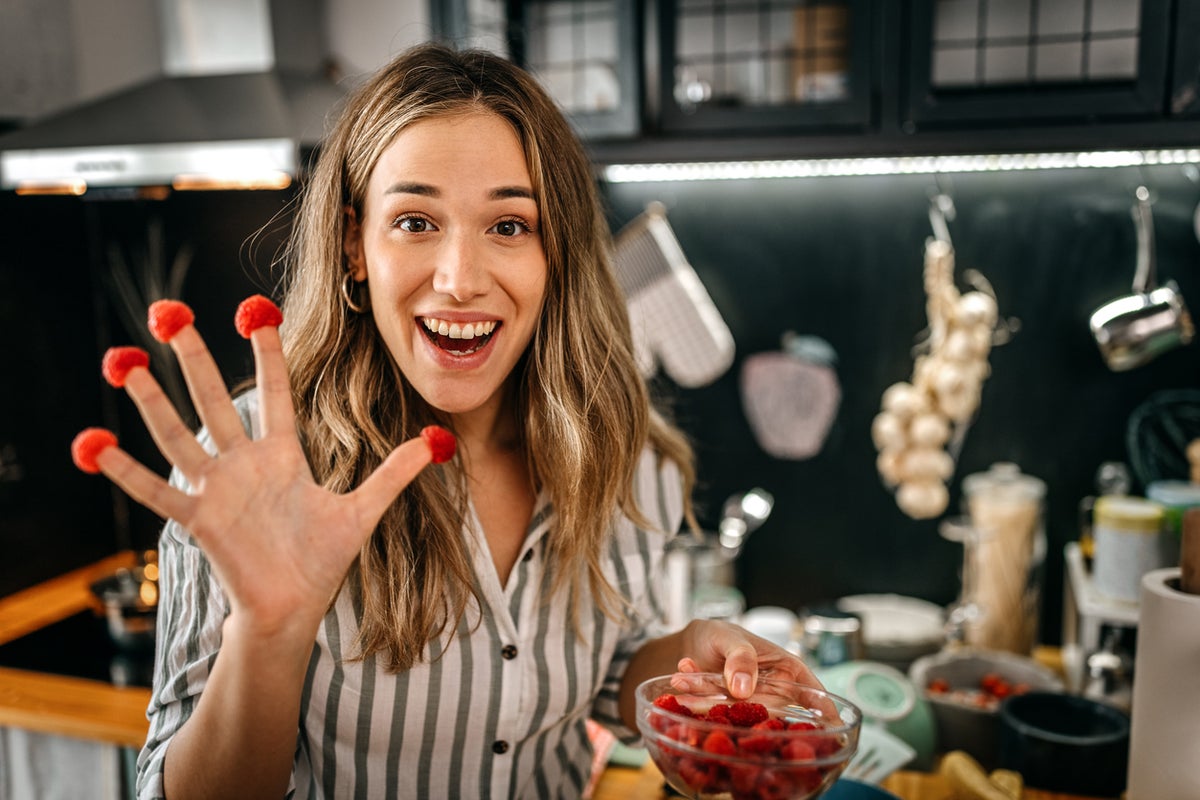 Experts say eat these 6 fruits to fight cancer-causing inflammation Experts say eat these 6 fruits to fight cancer-causing inflammation